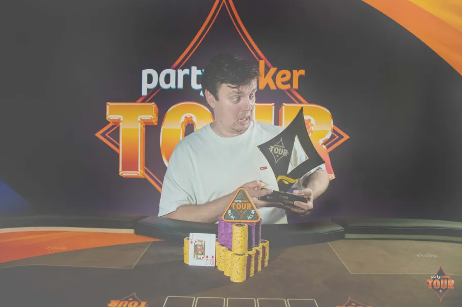 Alexey Neofitov celebra su triunfo en el Main Event del PartyPoker Tour Madrid