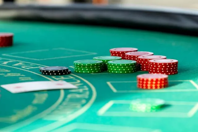 Fichas sobre una mesa de blackjack durante una partida