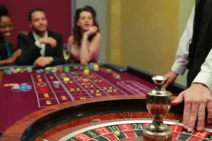 Mesa de ruleta en vivo con crupier en un casino online