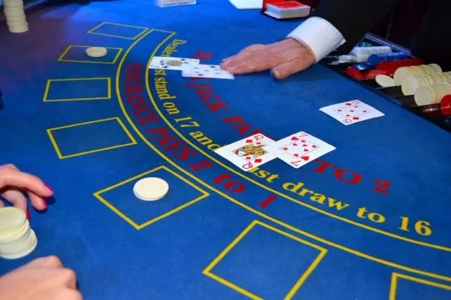 Crupier repartiendo cartas en una mesa de blackjack, imagen ilustrativa sobre juego online y promociones