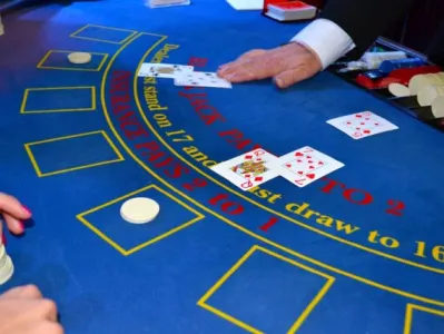 ¿Pueden los jugadores de blackjack con ventaja obtener valor real de los bonos de los casinos online?