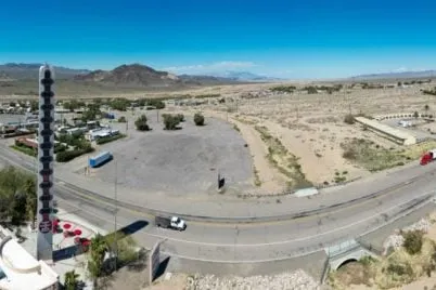 Panorámica del termómetro monumental de Baker, visible a gran distancia desde la autopista