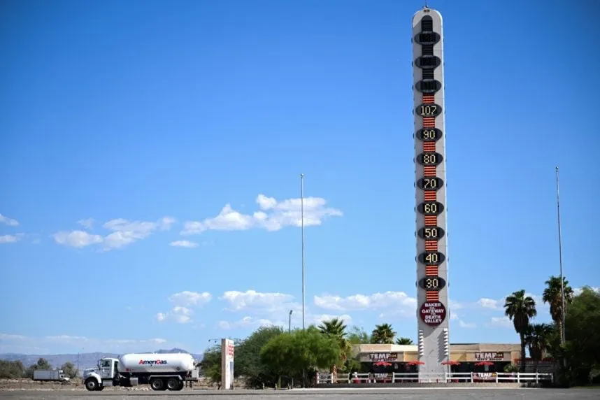 Vista del termómetro gigante de Baker marcando una alta temperatura durante una ola de calor en California
