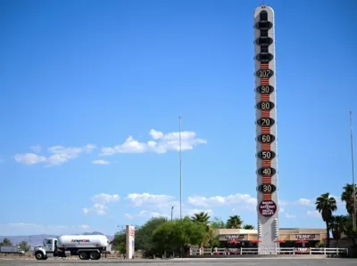 El icónico termómetro gigante de Baker sale al mercado cerca de Las Vegas