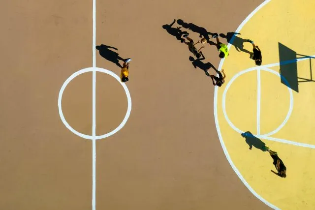 Vista aérea de una cancha de baloncesto al aire libre, imagen que acompaña una guía sobre apuestas deportivas en Nueva Jersey