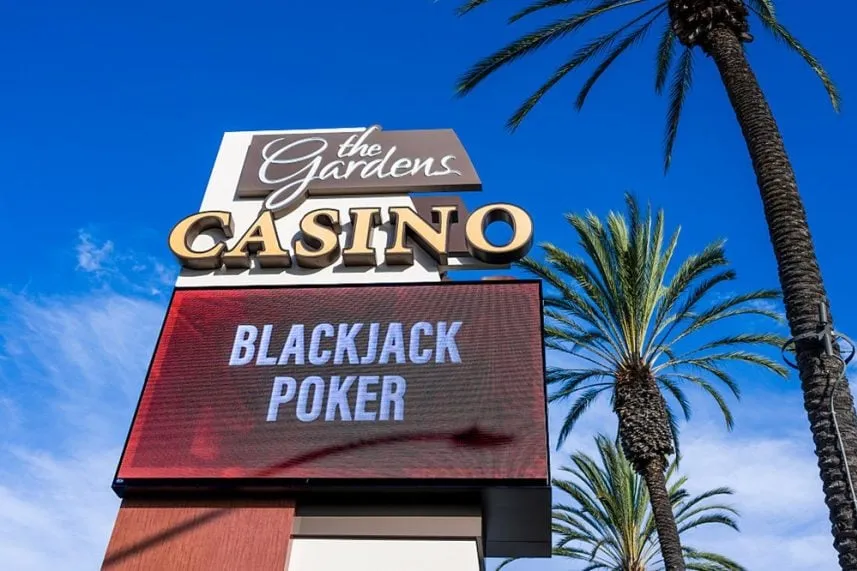 Cartel exterior de un cardroom en California en medio de la disputa regulatoria sobre los juegos tipo blackjack