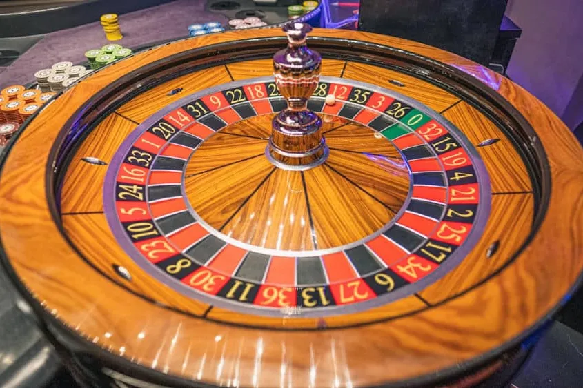 Mesa de ruleta con tablero de apuestas y rueda, imagen principal de una guía sobre reglas y probabilidades del juego