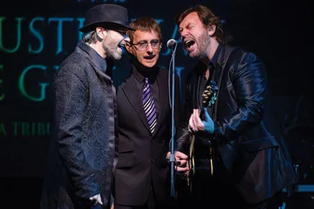 Integrantes de The Australian Bee Gees Show en escena durante el tributo musical