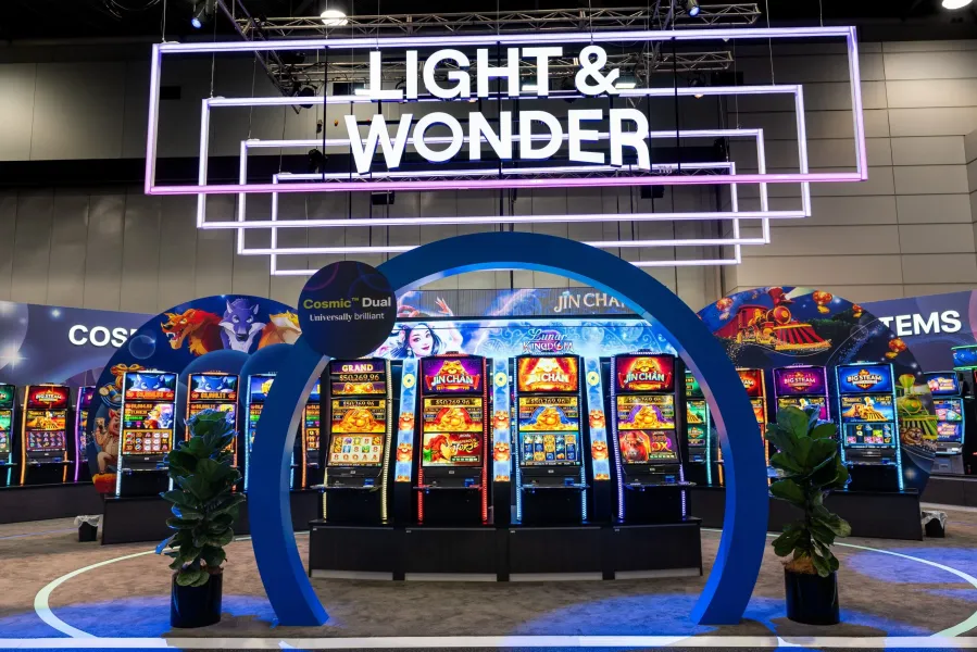 Presentación de Light & Wonder en feria del sector con foco en el gabinete Cosmic Dual
