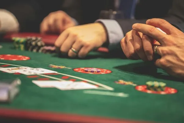 Mano de blackjack sobre la mesa durante una partida de casino