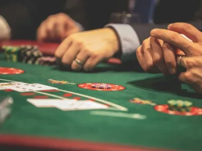 Cómo cambia la varianza en blackjack frente a otros juegos de casino