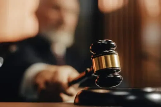Mazo judicial sobre una mesa, imagen que representa una sentencia federal por fraude y evasión fiscal