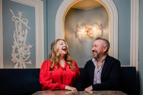 Richard Davies y su esposa Faye posan en un hotel de Hertfordshire tras contar su inusual doble premio de lotería