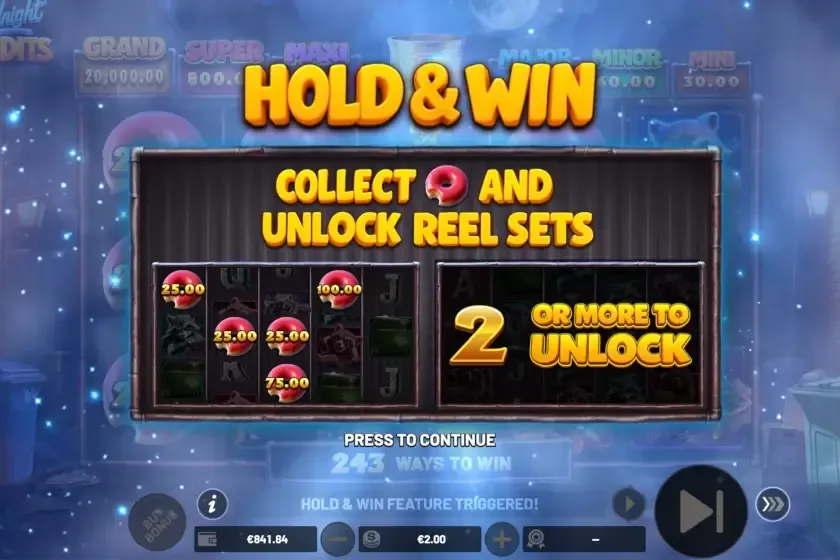 Activación de Hold & Win en Midnight Bandits con símbolos Bonus bloqueados sobre los rodillos