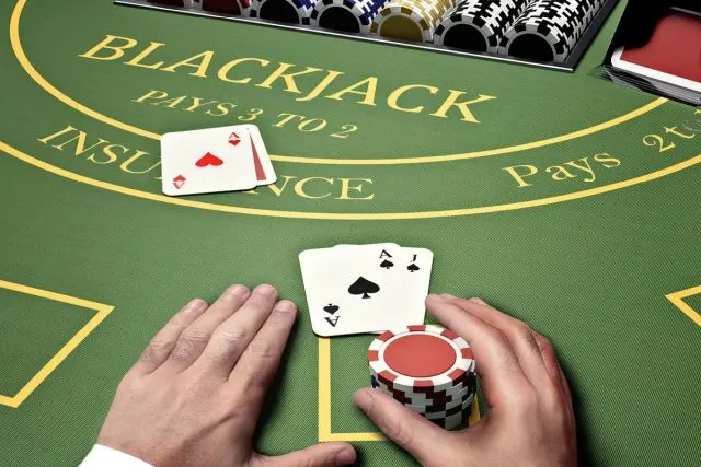 Mesa de blackjack con una mano inicial destacada, imagen representativa del juego