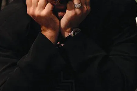 Jugador de blackjack en la mesa, una imagen que acompaña un análisis sobre estrategia básica y comportamiento en el juego
