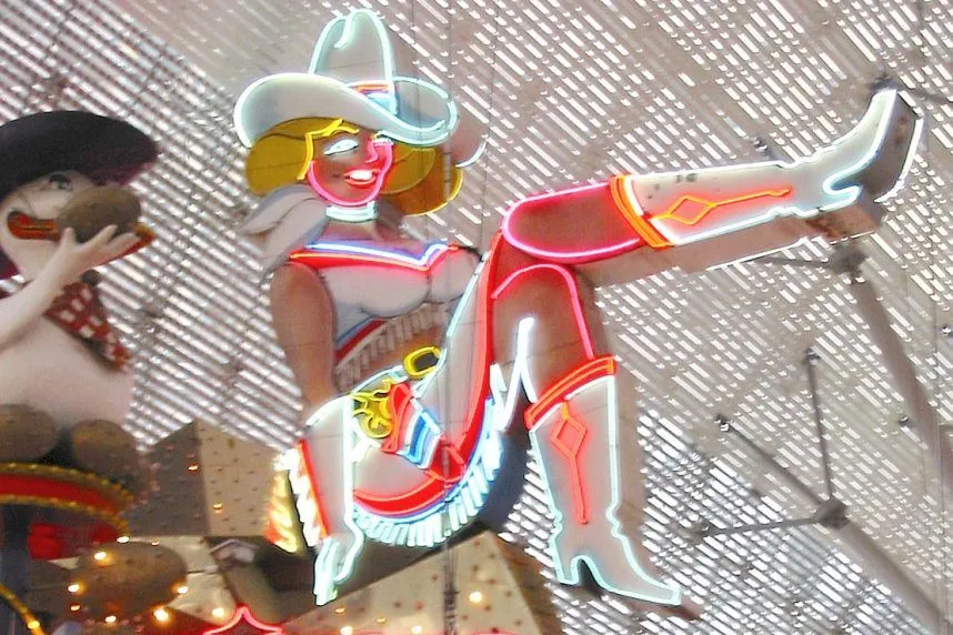 La icónica figura de neón Vegas Vickie, una vaquera luminosa histórica de Fremont Street en Las Vegas