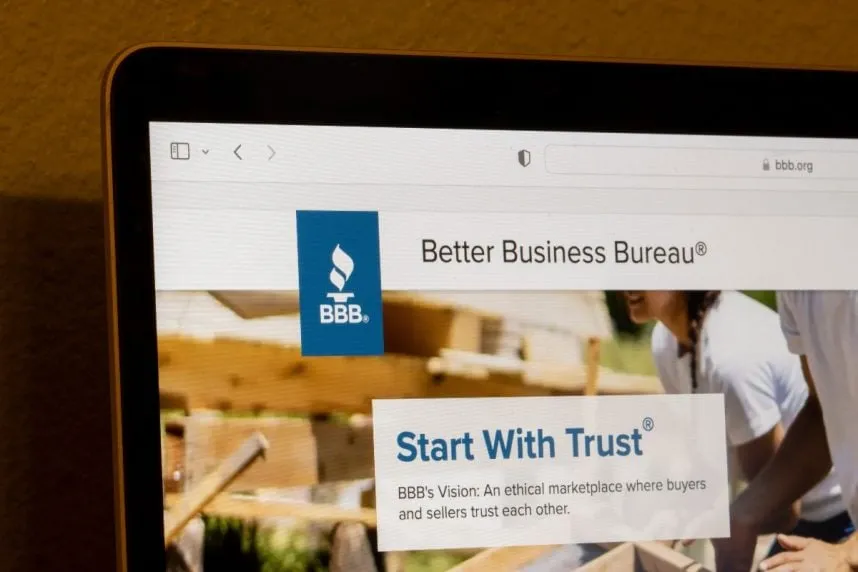 Portátil con la web del Better Business Bureau abierta, en una imagen que ilustra la revisión publicitaria sobre Kalshi