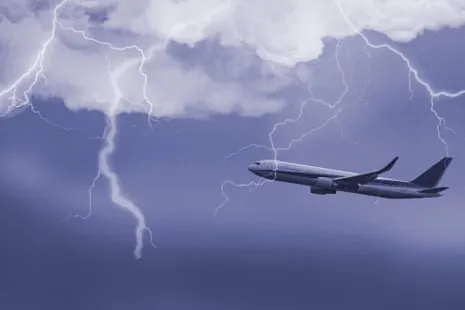 Avión de pasajeros atravesando un cielo de tormenta, imagen asociada al análisis de datos meteorológicos en aviación