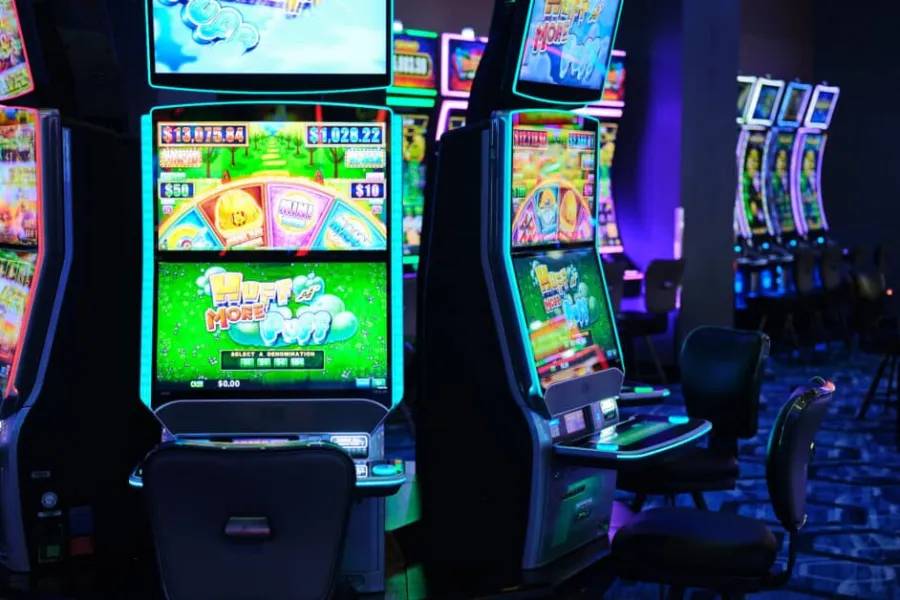 Pantalla de máquina tragamonedas en un entorno de casino, útil para ilustrar el funcionamiento de los símbolos comodín