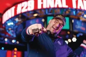 Phil Hellmuth tras conquistar su 16º brazalete de la WSOP y ampliar su récord histórico