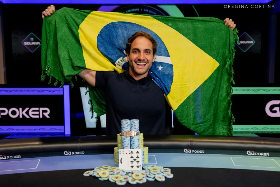 Joao Simao celebra su victoria en el High Roller Pot-Limit Omaha de la WSOP