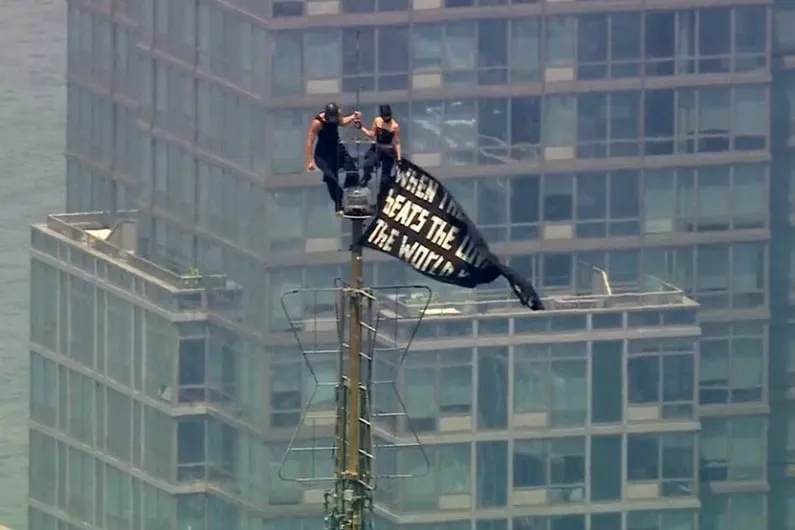 Montaje sobre la acción viral en el Empire State Building utilizado para contextualizar la campaña de Nolimit City