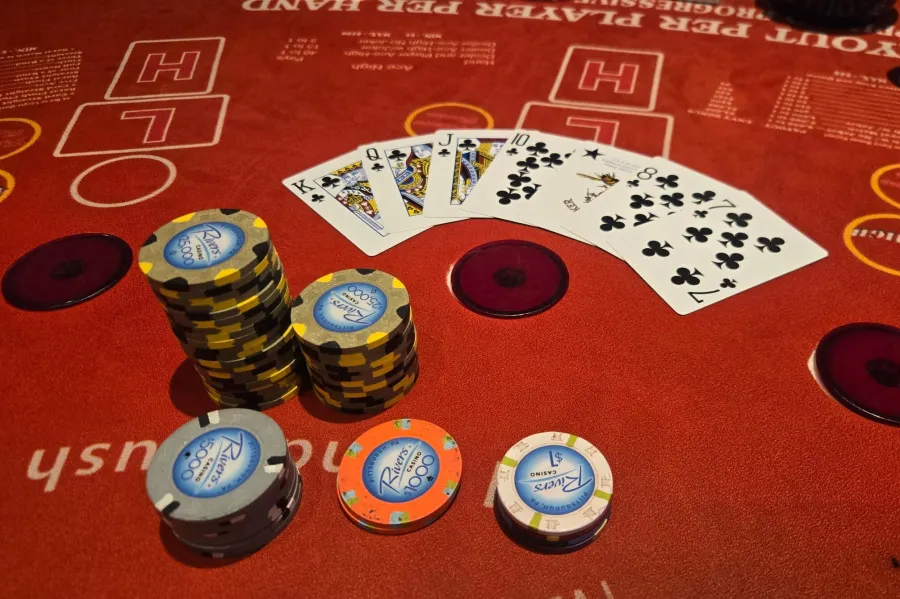 Combinación ganadora de escalera de color de siete cartas en Pai Gow