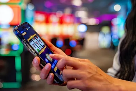 Usuaria jugando desde su teléfono móvil en un casino, imagen que ilustra el debate sobre rastreo y cookies en webs de juego