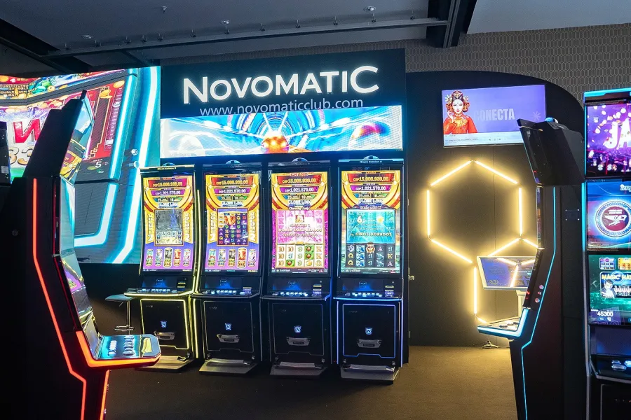 Stand de exposición con soluciones para casinos y producto de juego presencial en GAT Expo Bogotá