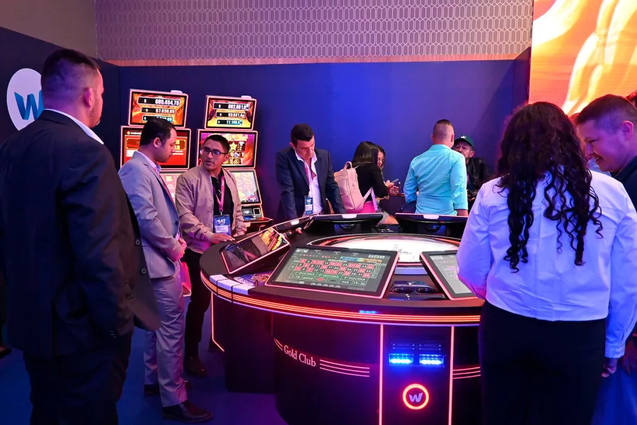 Área de networking y actividad comercial en una edición previa de GAT Expo Bogotá