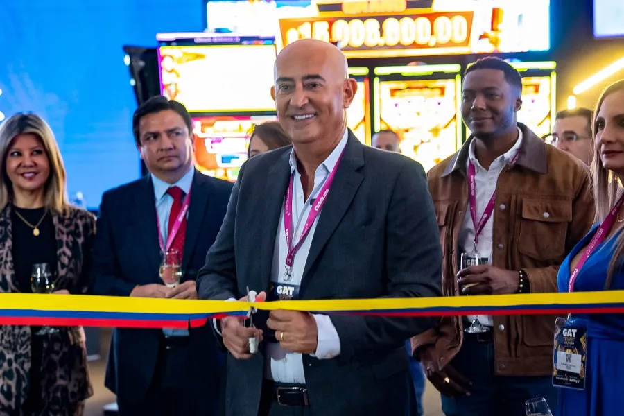 Apertura de GAT Expo Bogotá en una edición anterior, con José Aníbal Aguirre durante el corte de cinta