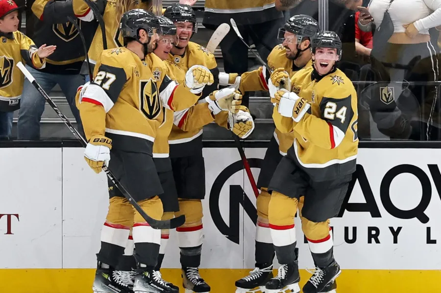 Jugadores de los Vegas Golden Knights celebran el primer gol de Trevor Connelly en su debut en la NHL ante Chicago