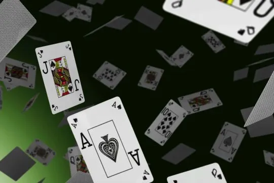 Cartas de blackjack flotando como recurso visual sobre la experiencia de juego online