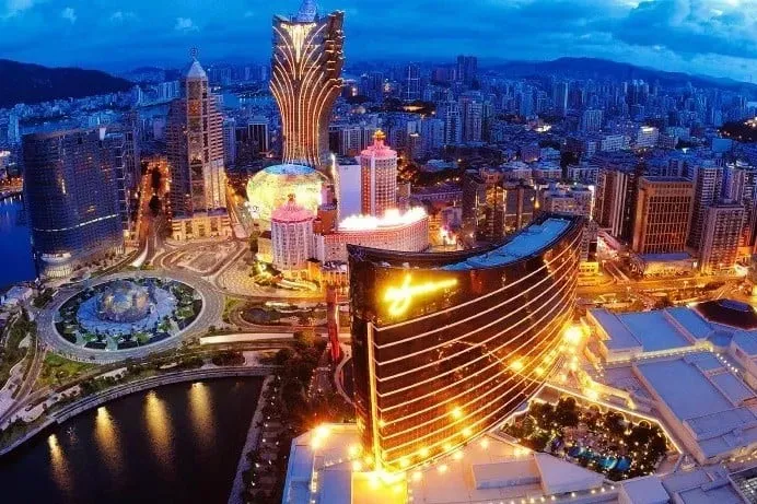 Vista general de los casinos de Macao, mercado que registró una caída mensual de ingresos en septiembre