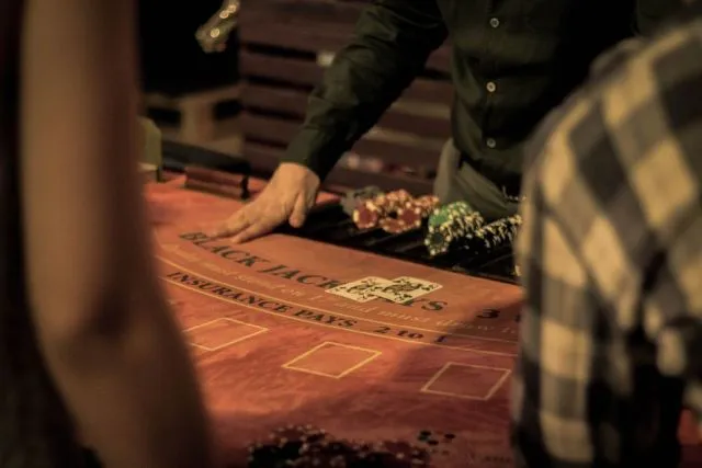 Mesa de blackjack en una partida de casino
