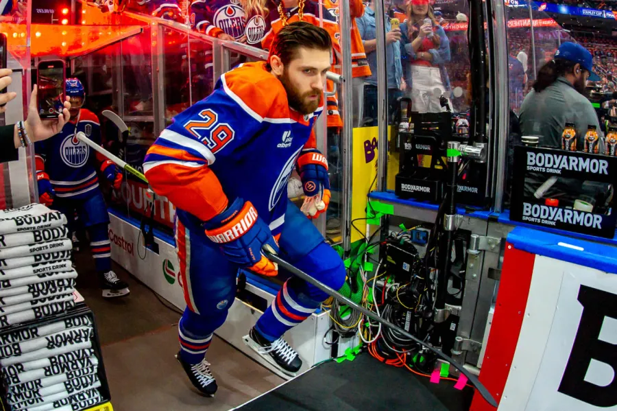 Jugador de los Edmonton Oilers sobre el hielo en una imagen usada para contextualizar la llegada de Stake al mercado regulado de Alberta