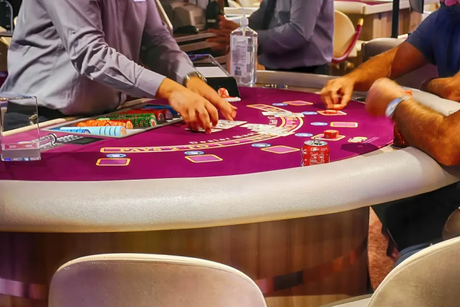 Crupier repartiendo cartas en una mesa de blackjack, imagen usada para ilustrar la contratación de personal de juego en Cedar Crossing
