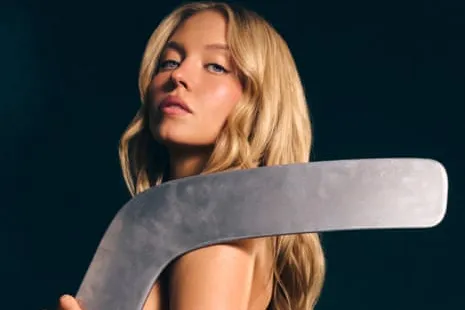 Sydney Sweeney en una imagen promocional vinculada a una campaña de una plataforma de predicciones deportivas