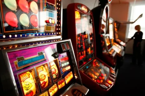 Fila de máquinas tragamonedas en un local de juego, en plena discusión sobre una posible subida fiscal