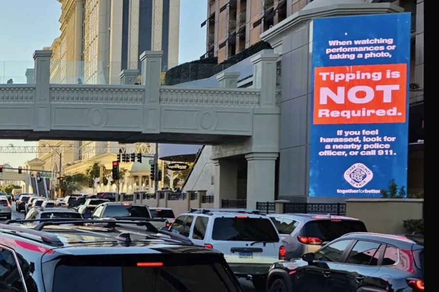 Pantallas informativas en Las Vegas recuerdan a los turistas que no están obligados a dar propina a artistas callejeros