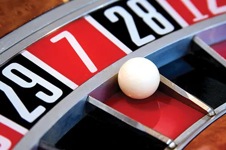 Primer plano de una rueda de ruleta con sus casillas numeradas en rojo y negro